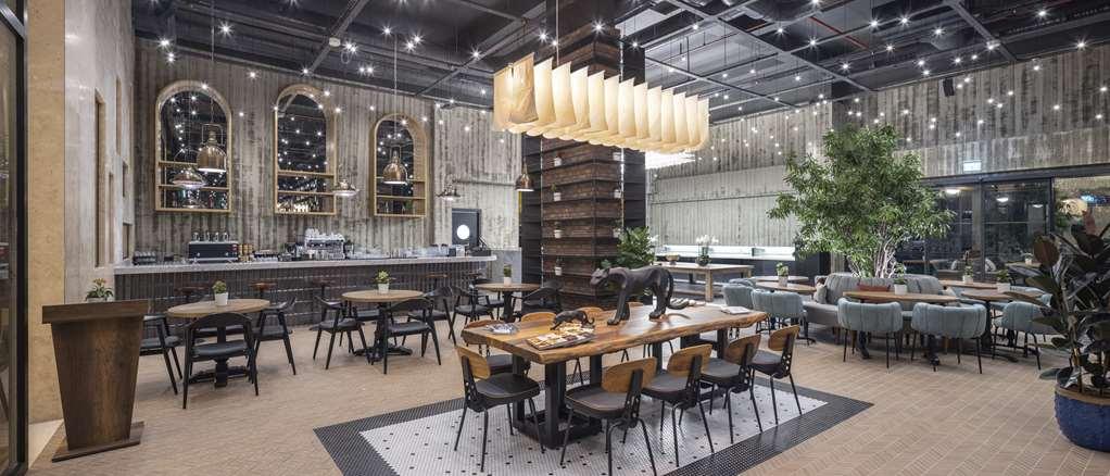 فندق Doubletree By Hilton سانليورفا المطعم الصورة